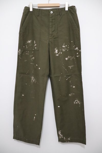 画像1: AURALEE(オーラリー)  　WASHED BAGGY SATIN BLEACHED BAKER PANTS / ウォッシュドバギー サテンブリーチベイカーパンツ - KHAKI BROWN (1)